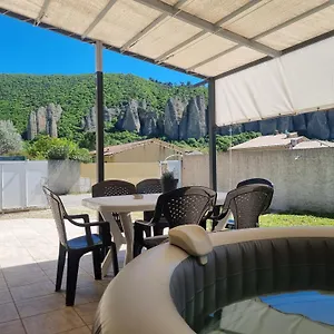 https://maison-aux-pieds-des-penitents-en-provence.fr-provencehotel.com